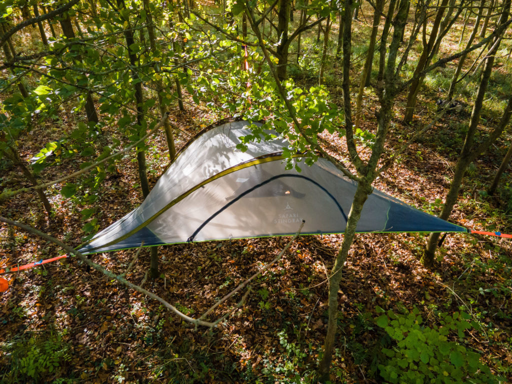 Tente suspendue dans la forêt