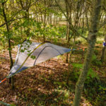 Nuit insolite Tente suspendue dans la forêt