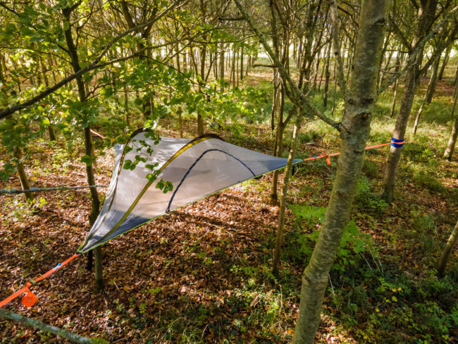 Nuit insolite Tente suspendue dans la forêt